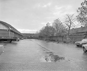 882198 Gezicht op het terrein rond het oude veilinggebouw aan de Heycopstraat te Utrecht.